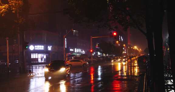 雨夜车辆行人