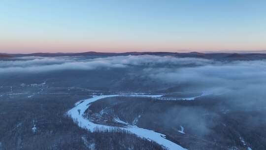 航拍冷空气迷漫的林海雪原