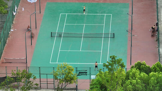 航拍城市网球场上运动健身的中年人