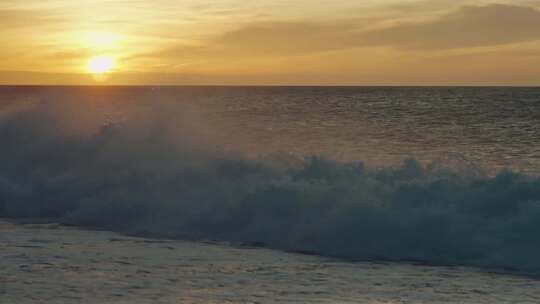 海浪拍打沙滩景象海上日出夕阳潮汐旅行海岸