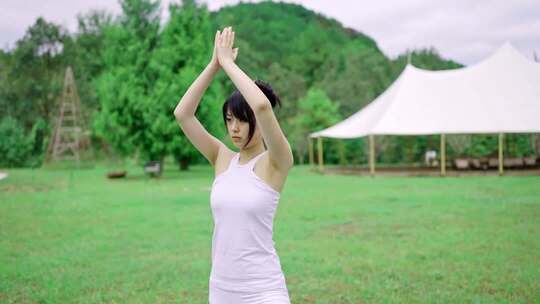 美女公园户外瑜伽健身锻炼