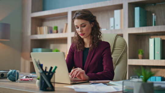 紧张的女商人在工作场所阅读短信关心女人思