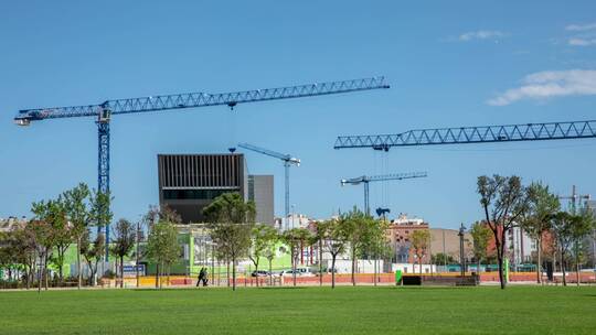 吊车在日本的一座城市搭建舞台视频素材模板下载