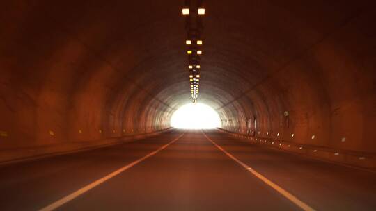 高速公路开车进隧道内行驶驾驶出隧道