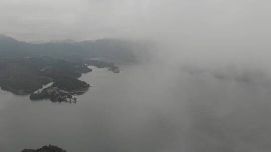 实拍航拍穿越云层雾气下降俯瞰西海全景