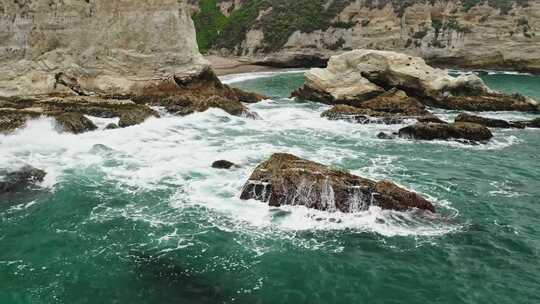 海浪拍打着岩石