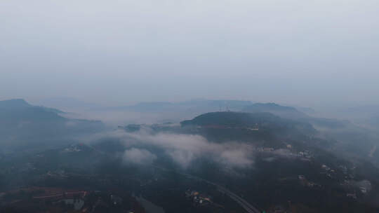 山区清晨云雾缭绕