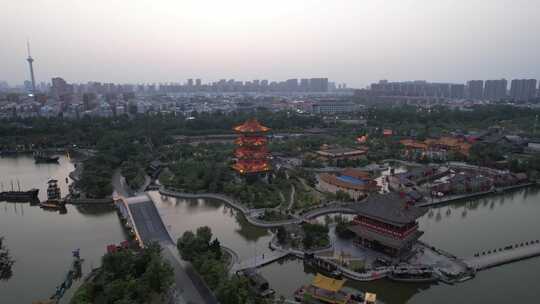 河南开封清明上河园夜幕降临夜景