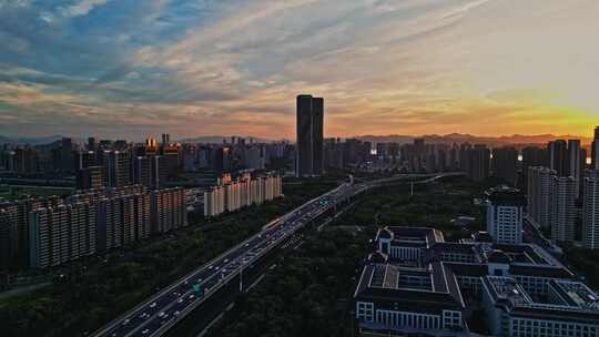 航拍杭州机场高架车流城市晚霞风光