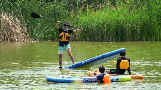 4K升格实拍水上运动玩桨板的男人