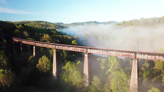 山脉雾中的钢铁铁路栈桥