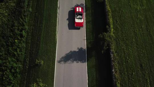 无人机拍摄行驶在路上的汽车