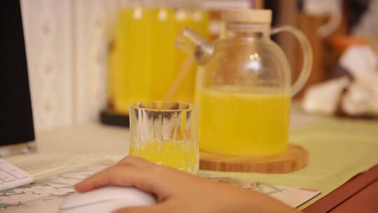 玻璃杯倒果汁喝果汁橙汁菠萝汁视频素材模板下载