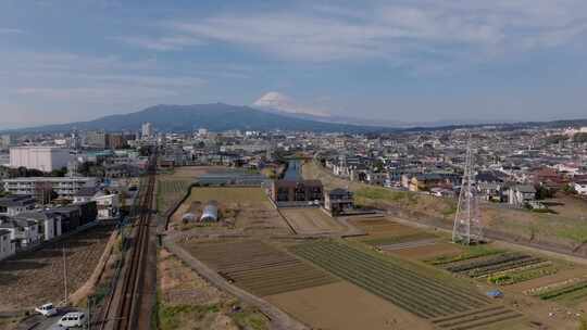 城市，房子，道路，山