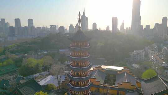 南京玄武区古鸡鸣寺游客观赏樱花人流风景视