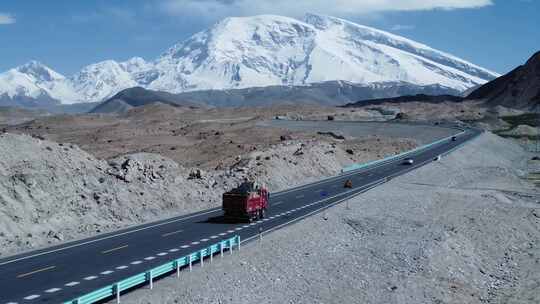 慕士塔格峰脚下的公路行驶的车