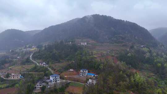 航拍雨中沪渝高速野三关乡村山脉(2)