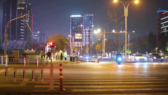 夜晚城市行人过马路汽车车辆车流人流夜晚夜