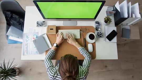 商务女性在办公桌前，操作绿幕电脑视频素材模板下载