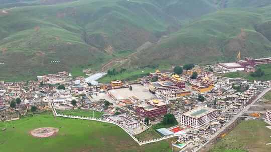 航拍四川甘孜理塘县长青春科尔寺建筑群