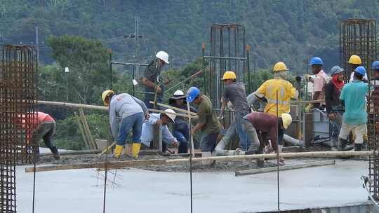 男人把水泥放在第二层地板上