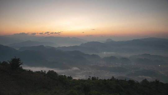 山间日出云海景观