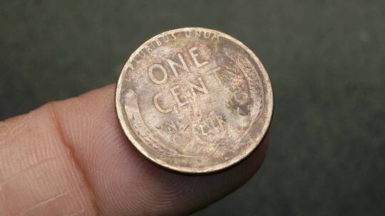 手指上的旧硬币