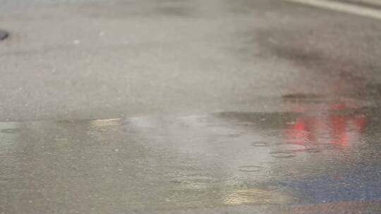 【镜头合集】下雨天马路路面倒影视频素材模板下载