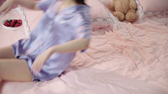 躺在床上的年轻女孩视频素材模板下载