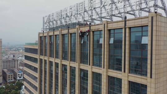 城市高层建筑工人高空作业 4K航拍