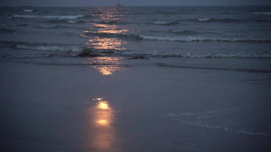海边沙滩夜晚海边夜色海浪浪花拍打