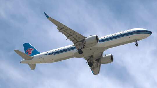4K稳定：南方航空A321客机降落深圳机场