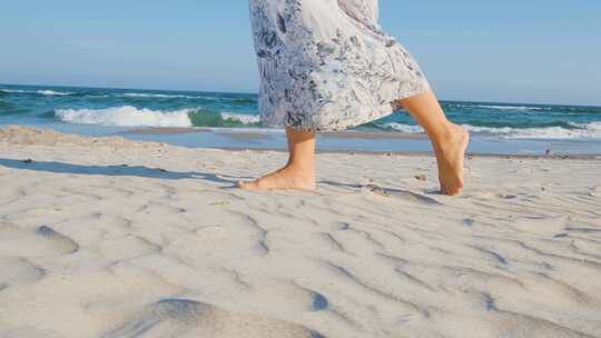 在海边散步的女性脚步特写