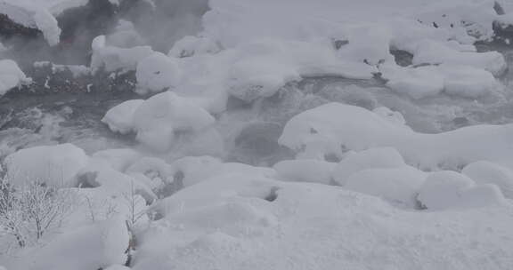 长白山积雪覆盖不冻河