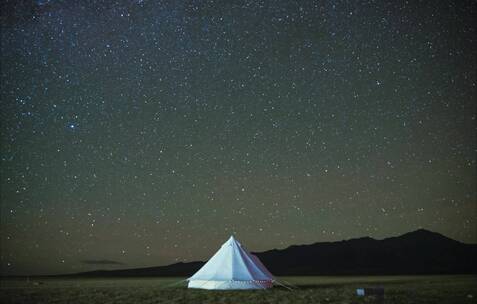 在高原西藏冈仁波齐晚上拍摄的星空延时视频