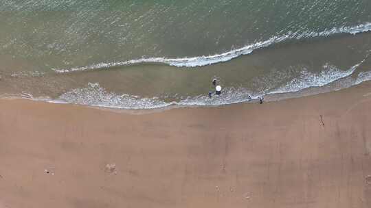 俯拍沙滩海浪