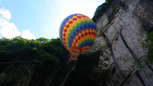 湖北恩施5A级腾龙洞景区彩色热气球飞行器视频素材模板下载