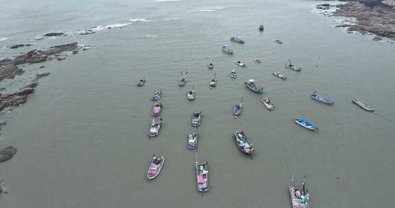 航拍停泊在海湾的海面渔船鸟瞰全景