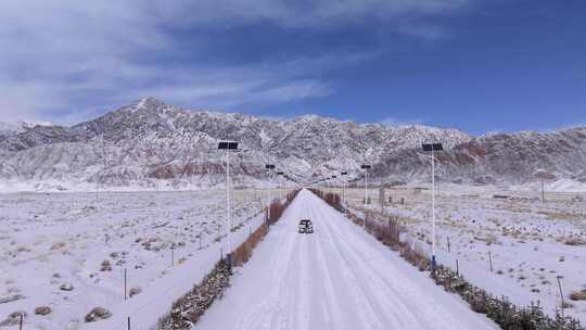 汽车行驶在冰天雪地航拍雪景公路