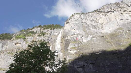 两架降落伞滑翔机在悬崖边下降