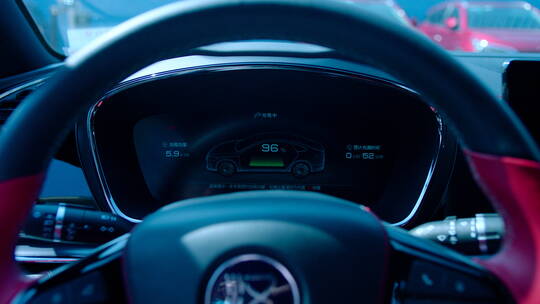 比亚迪新能源汽车 充电时 驾驶显示屏特写
