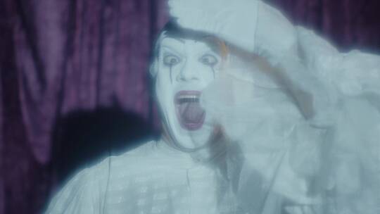 小丑在舞台上表演变脸视频素材模板下载