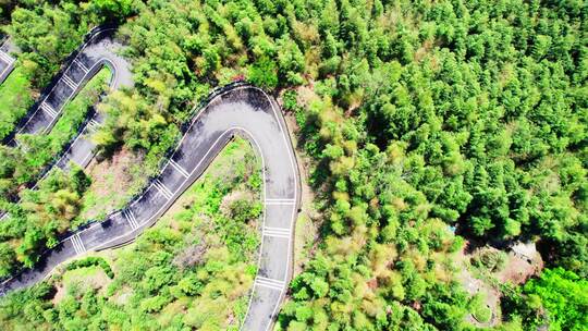 中国萧山寺坞岭乡村竹海中弯曲的盘山公路