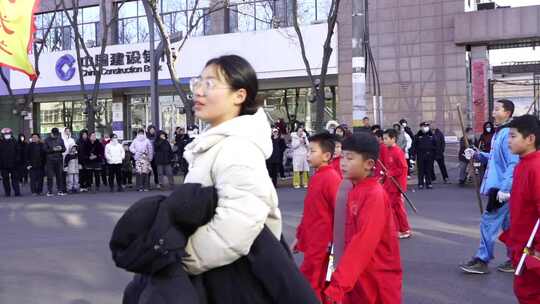 街头传统服饰表演队伍游行