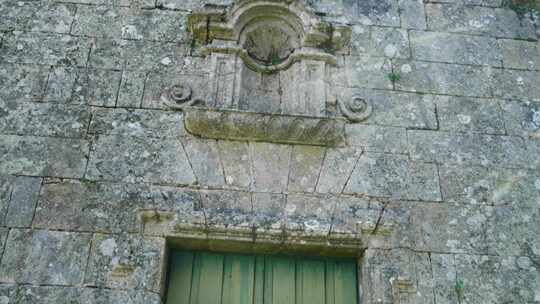 旧教堂平底锅入口处的绿色油漆门，一直到没