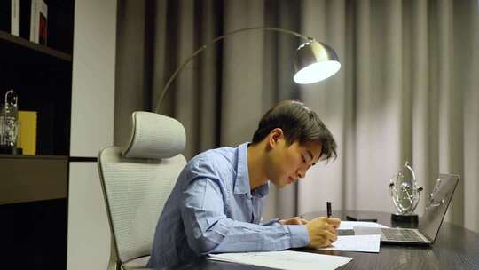 创业设计师熬夜伤身出方案