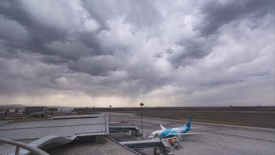乌鲁木齐地窝堡机场雨后延时