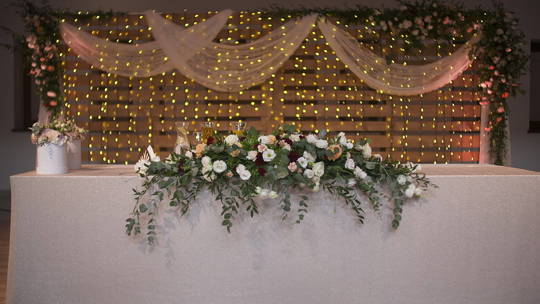 鲜花装饰的婚礼桌视频素材模板下载