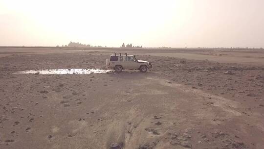 航拍吉普车穿越索马里沙漠