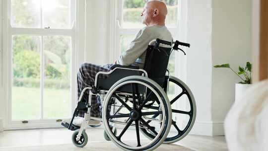 坐轮椅老人窗边静望